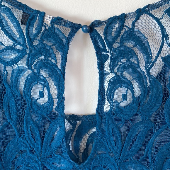 Gorgeous Lace Peplum Top Size S - Picture 4 of 6